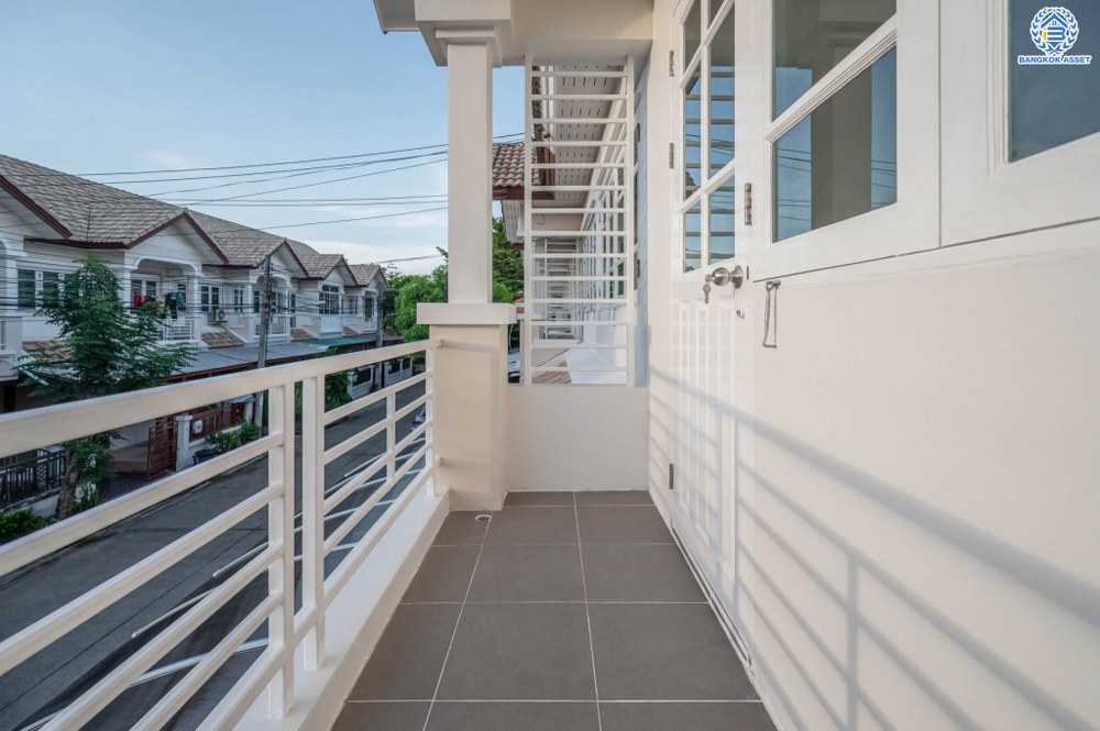 บ้านมือสองตกแต่งใหม่ โครงการ ดรีมเพลส สวนผัก ทาวน์เฮ้าส์หลังมุมพื้นที่กว้าง 28.5 ตร.ว. ฟังก์ชัน 3 ห้องนอน 2 ห้องน้ำ สิ่งอำนวยความสะดวกครบครัน พร้อมตอบโจทย์ทุกการเข้าอยู่ บนทำเลที่เชื่อมต่อหลายเส้นทาง ถนนราชพฤกษ์, พระราม5 และบรมราชชนนี ใกล้ทางด่วน "ศรีรัช"